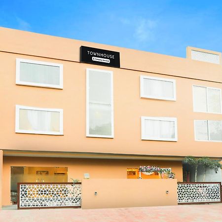 Super Townhouse Viraj Khand Formerly Veridian Inn Chinhat Kültér fotó
