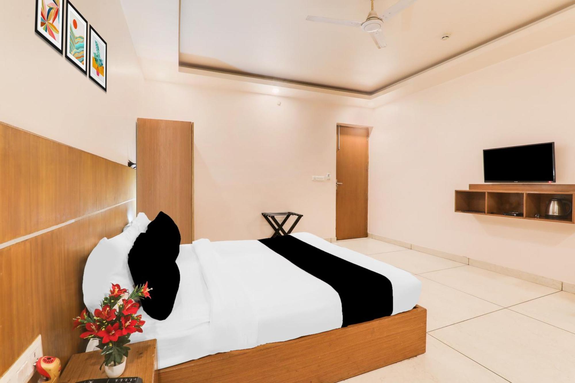 Super Townhouse Viraj Khand Formerly Veridian Inn Chinhat Kültér fotó