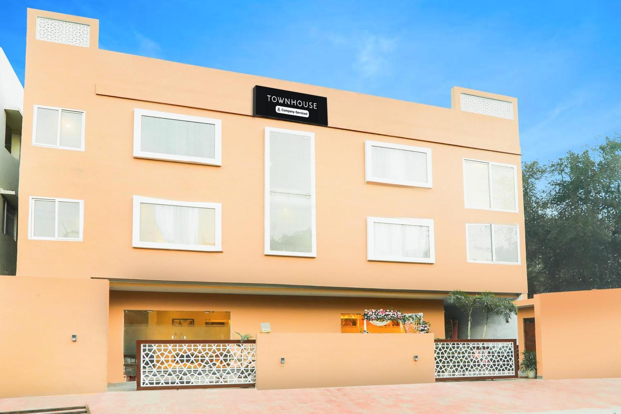 Super Townhouse Viraj Khand Formerly Veridian Inn Chinhat Kültér fotó