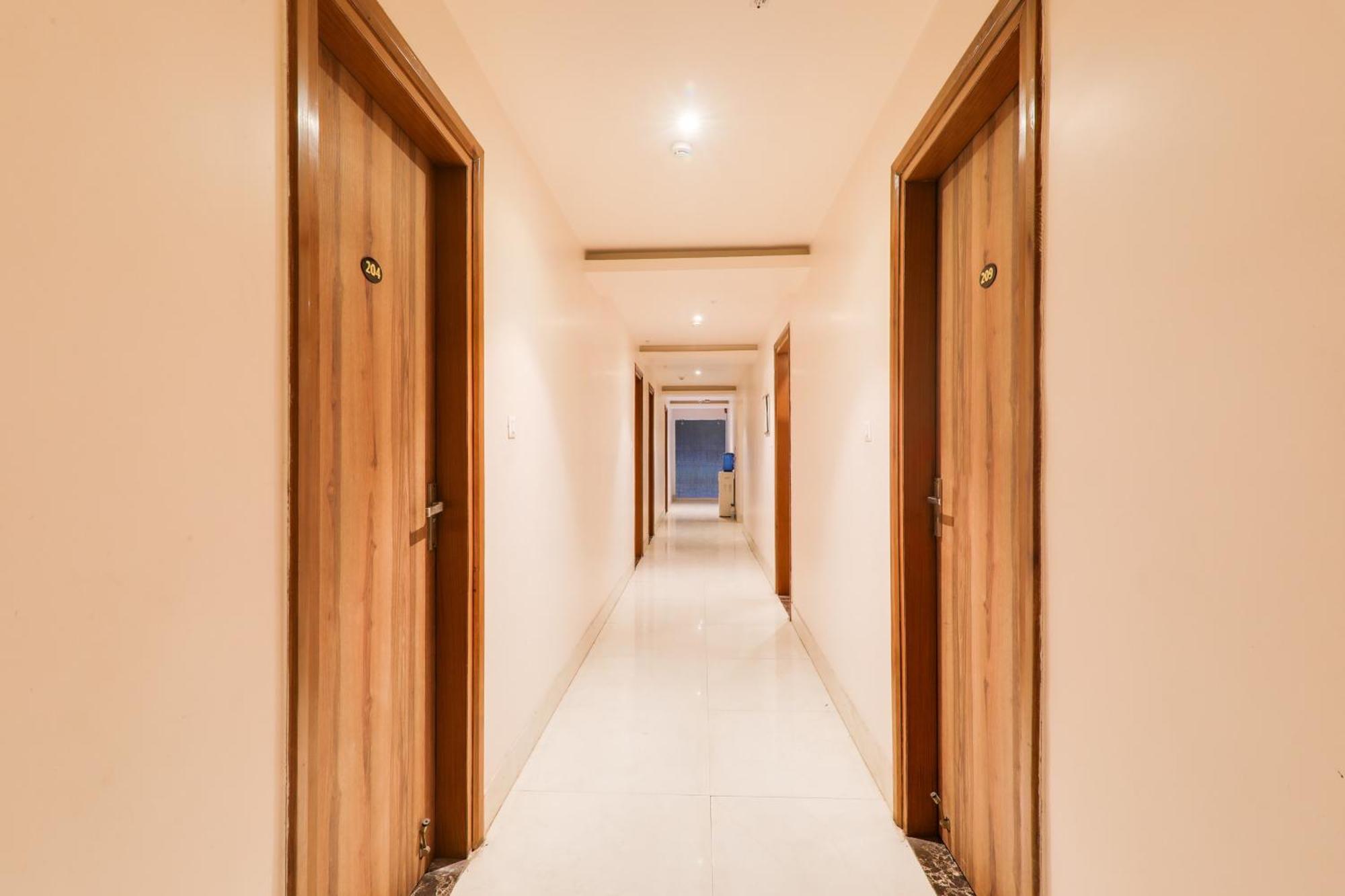 Super Townhouse Viraj Khand Formerly Veridian Inn Chinhat Kültér fotó
