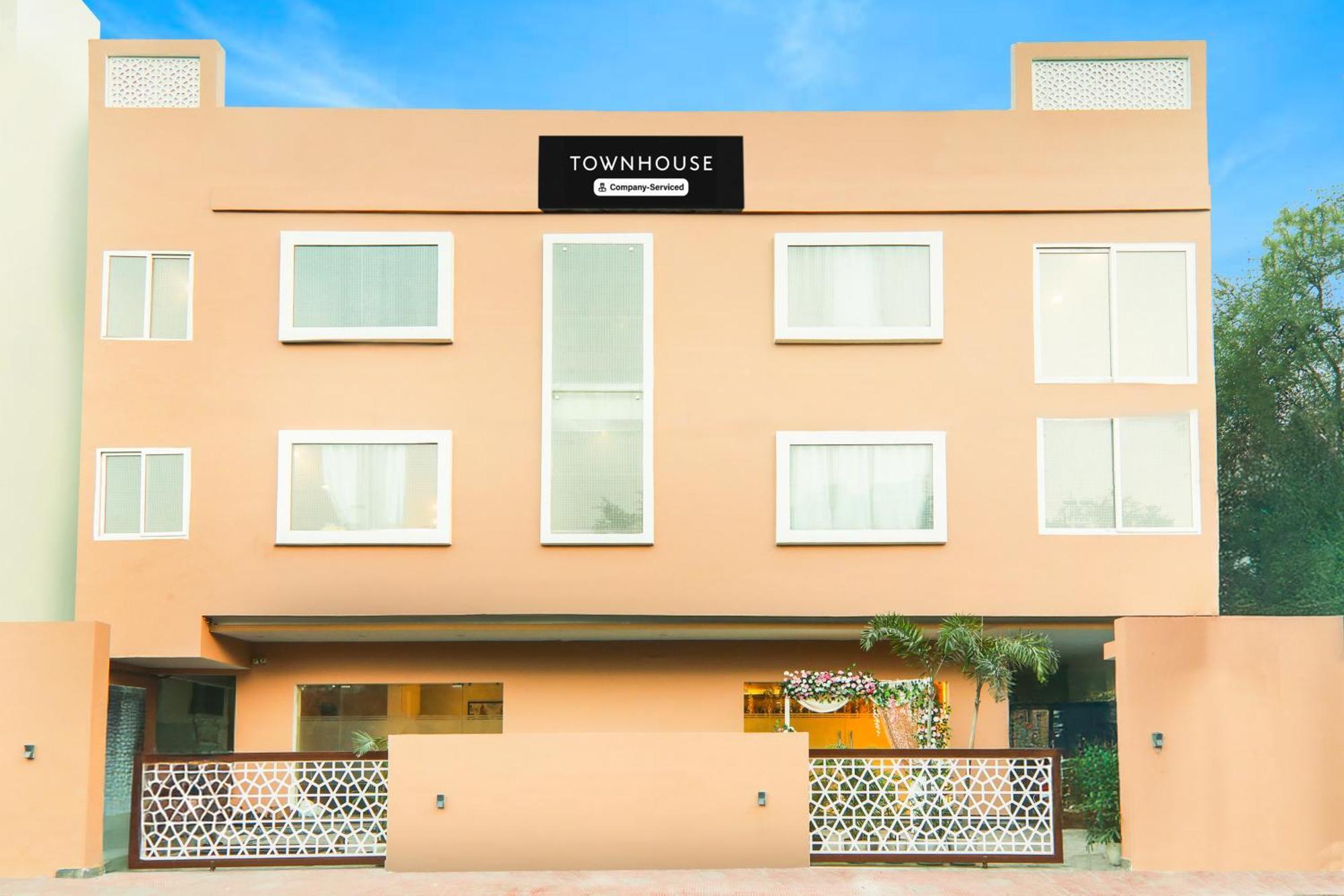 Super Townhouse Viraj Khand Formerly Veridian Inn Chinhat Kültér fotó