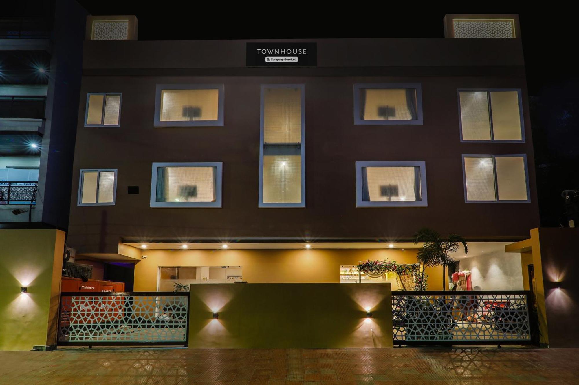 Super Townhouse Viraj Khand Formerly Veridian Inn Chinhat Kültér fotó